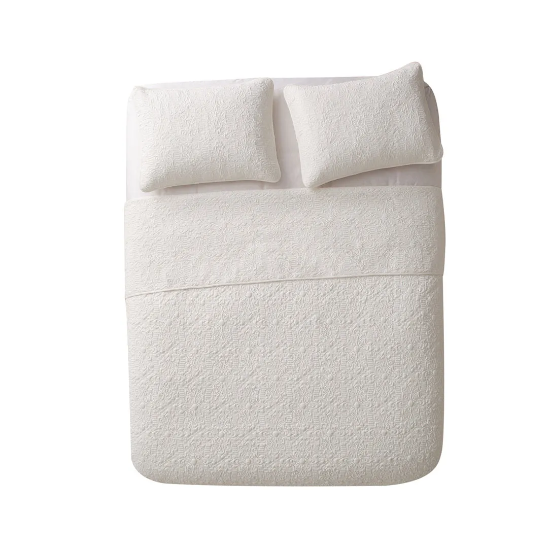 Caroline Embossed Floral Quilt Set VCNY Color: White Size: Full/Queen Quilt   2 Standard Shams