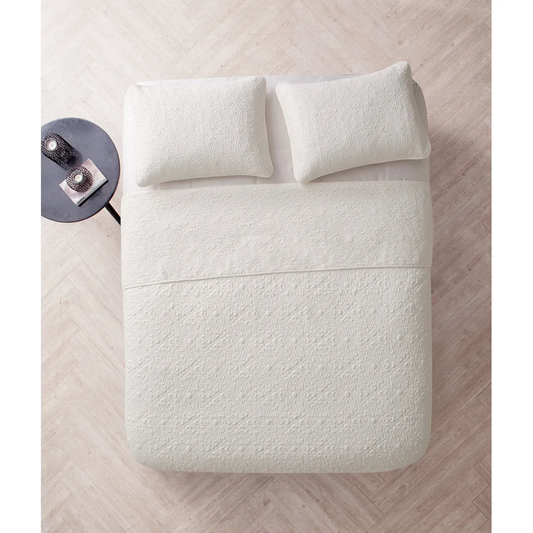 Caroline Embossed Floral Quilt Set VCNY Color: White Size: Full/Queen Quilt   2 Standard Shams