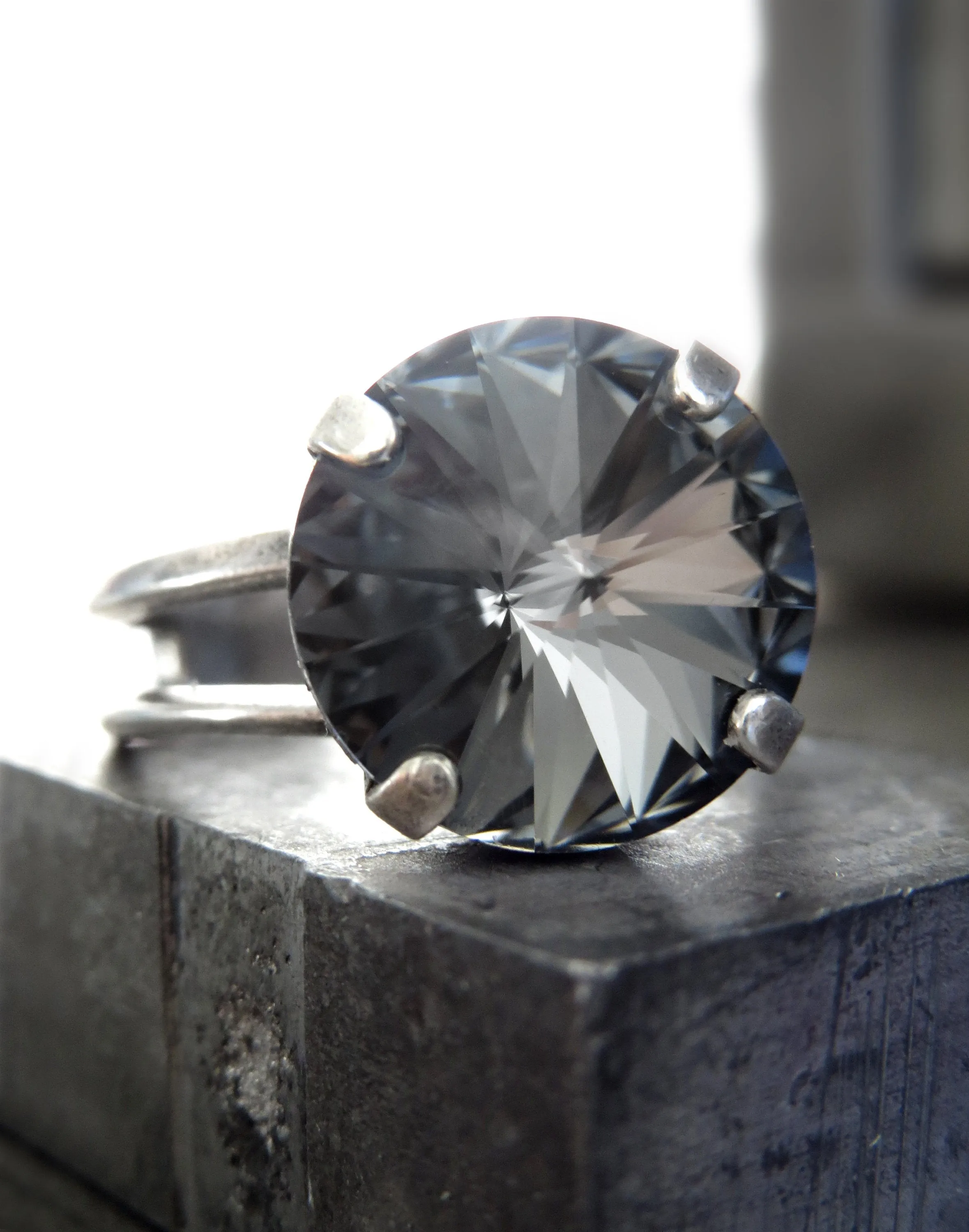 COMPOSE - Small Round Crystal Ring in Black Night