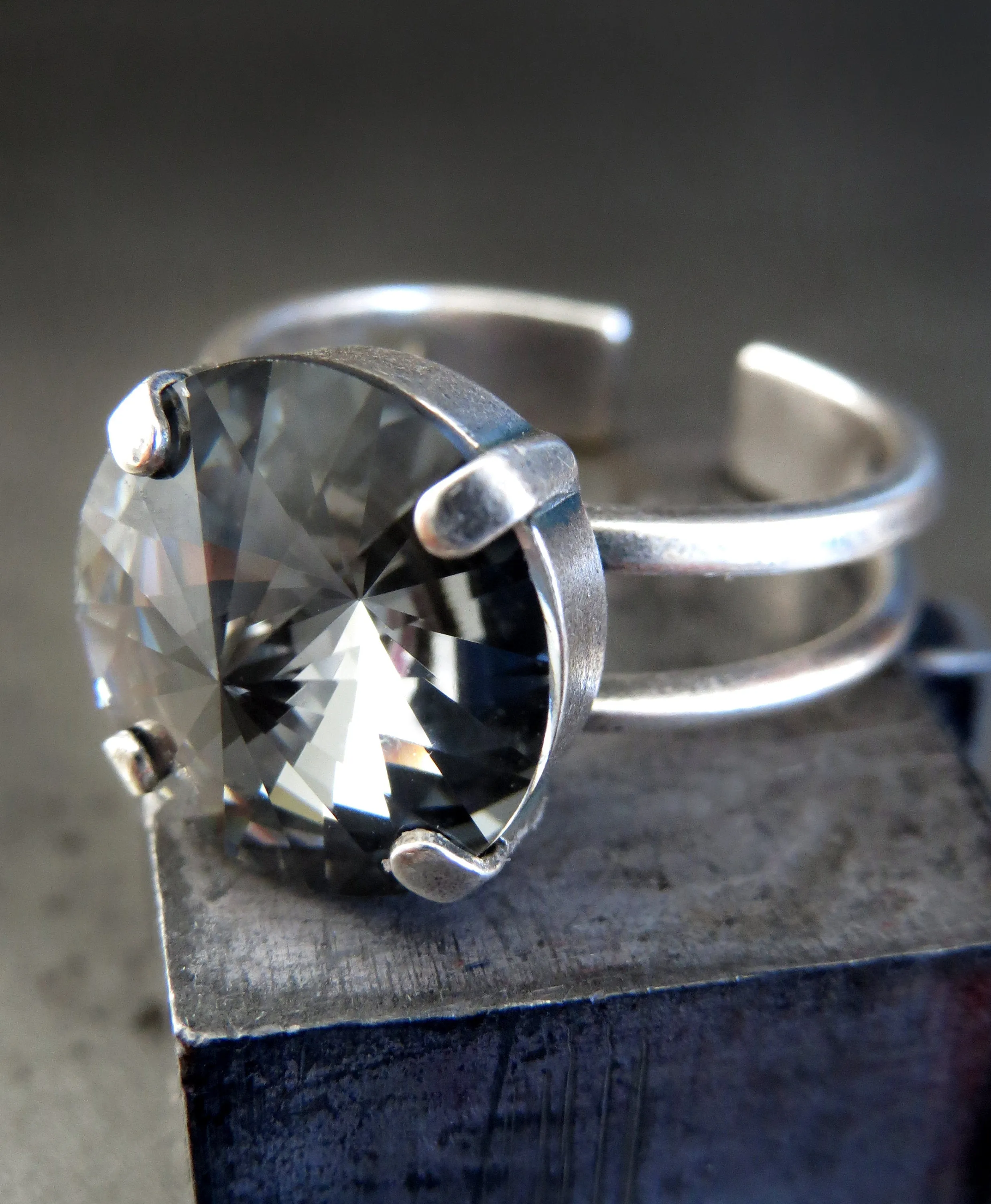 COMPOSE - Small Round Crystal Ring in Black Night