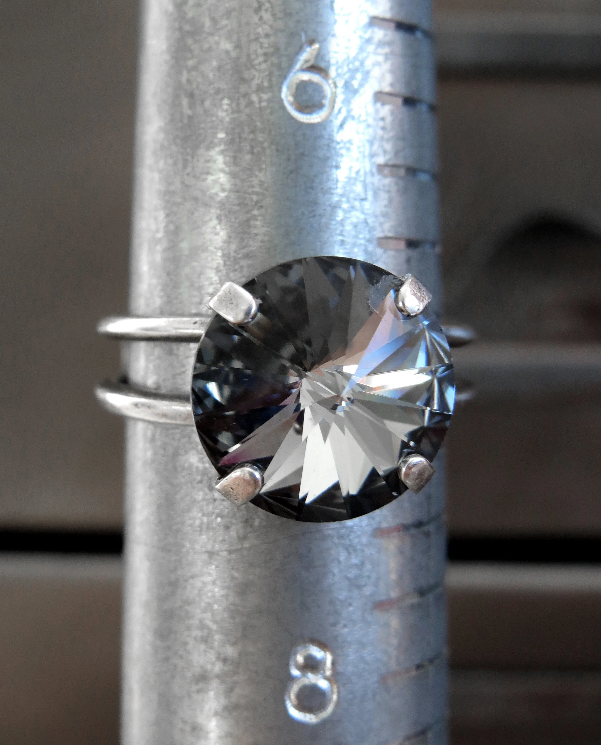 COMPOSE - Small Round Crystal Ring in Black Night