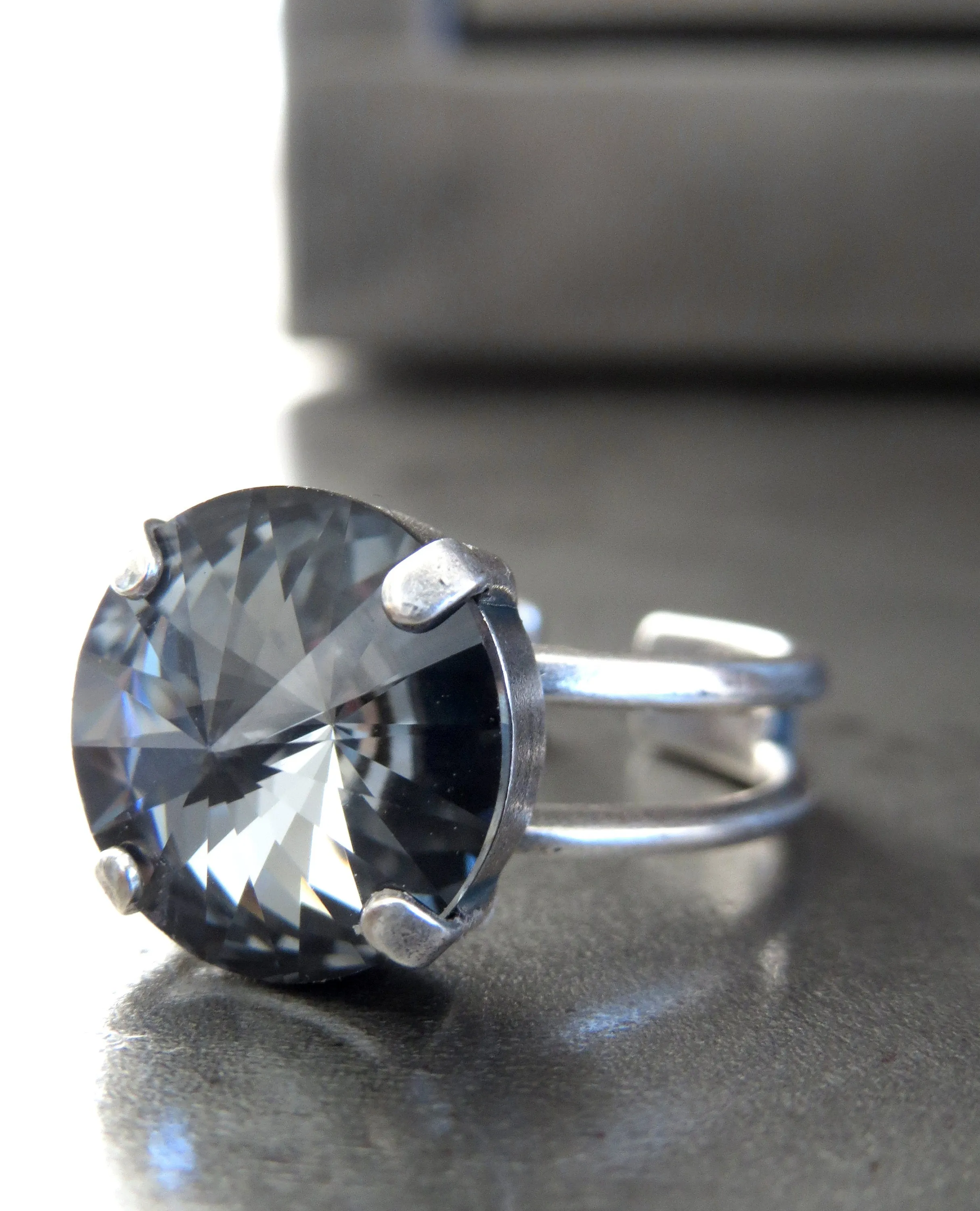 COMPOSE - Small Round Crystal Ring in Black Night