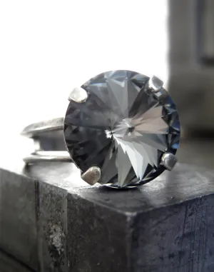 COMPOSE - Small Round Crystal Ring in Black Night