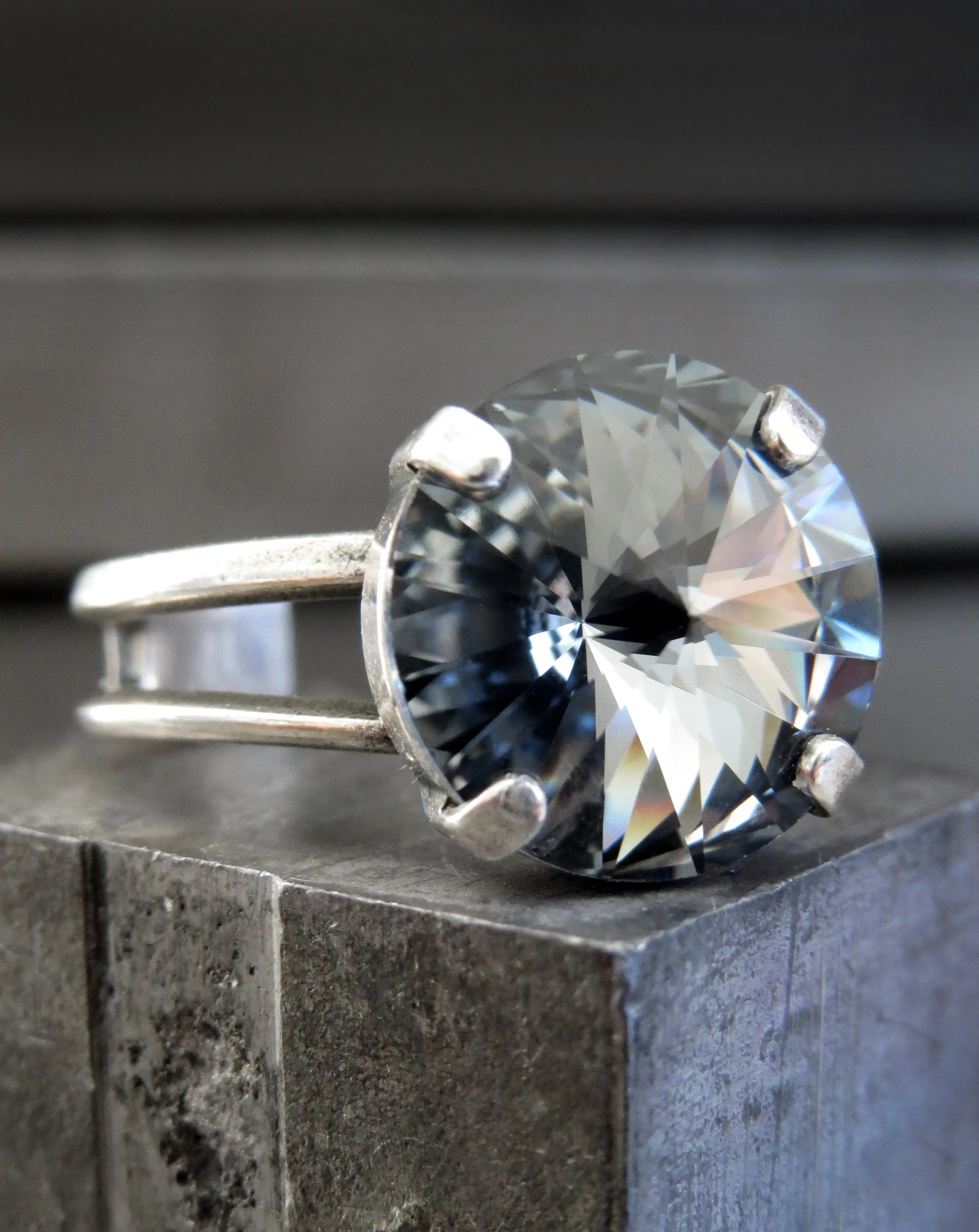 COMPOSE - Small Round Crystal Ring in Black Night