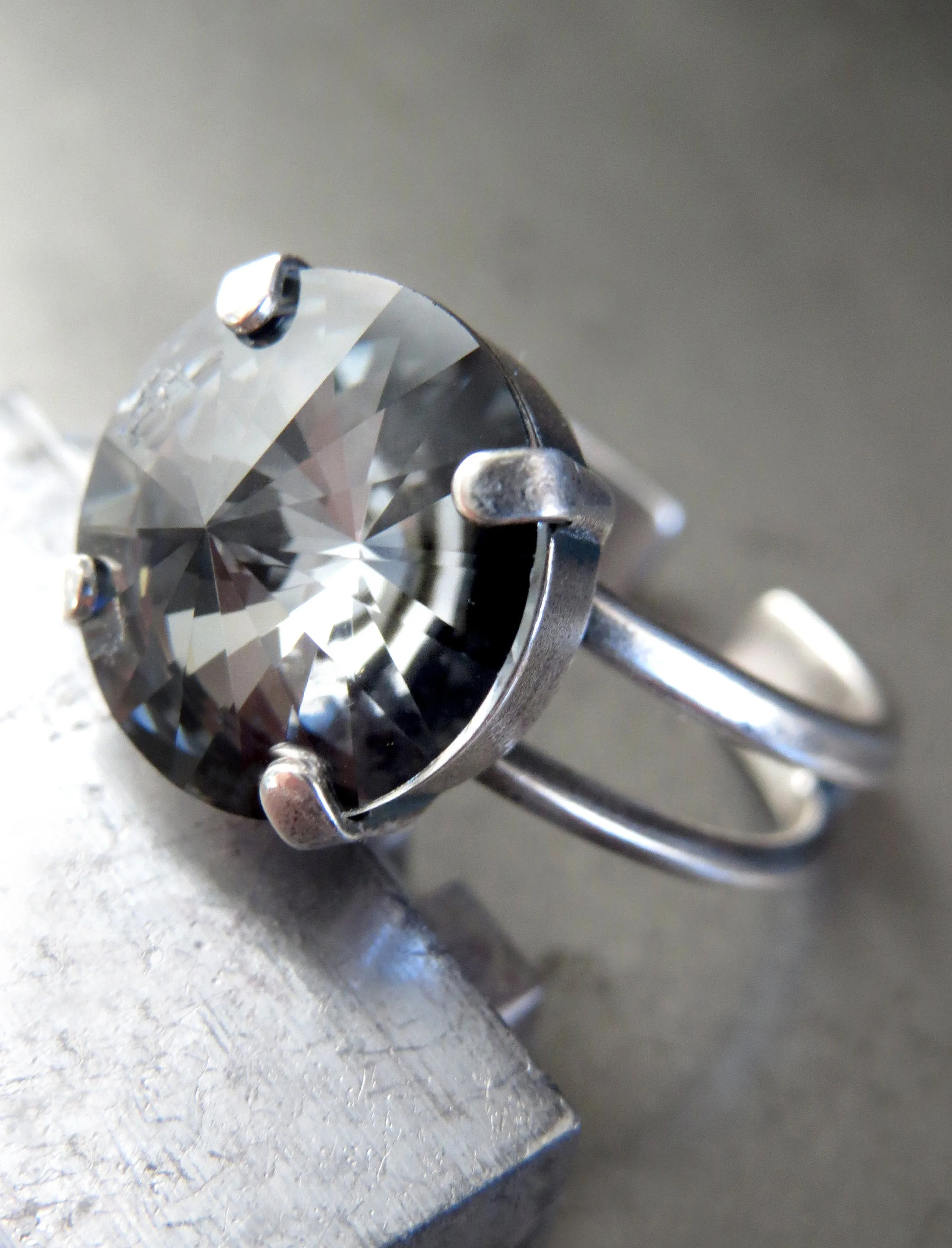COMPOSE - Small Round Crystal Ring in Black Night