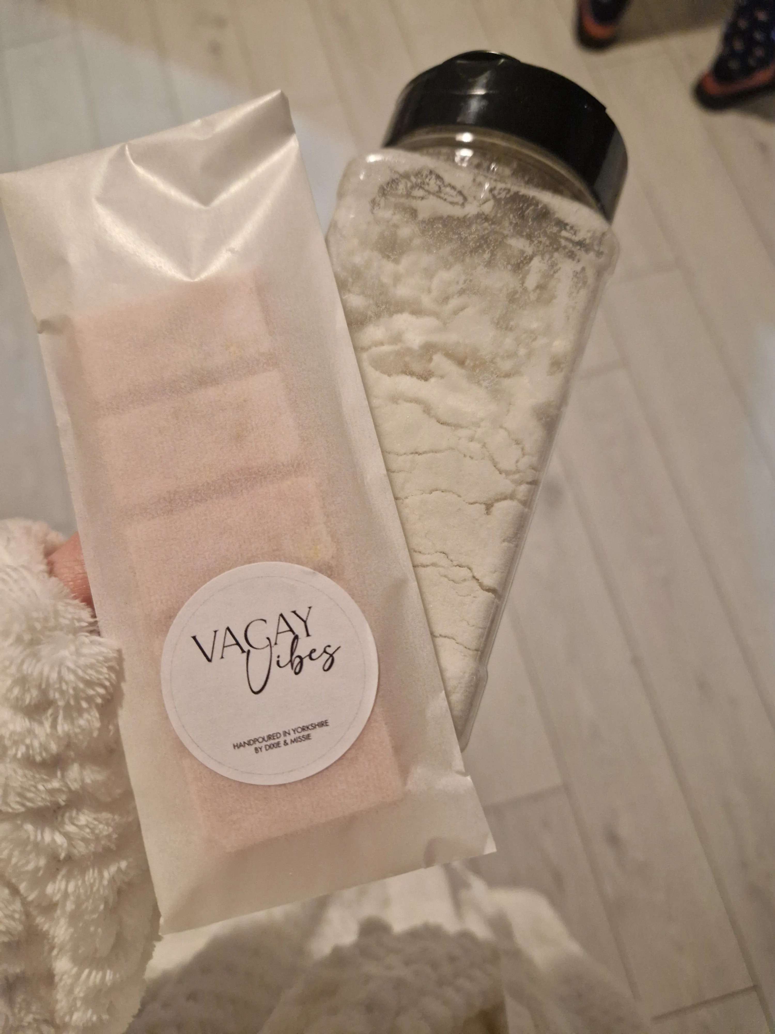 Fluffy Towels Wax Melt Snap Bar, Luxury Simmering Granules and Carpet Freshener, Strong Scented Home Wax