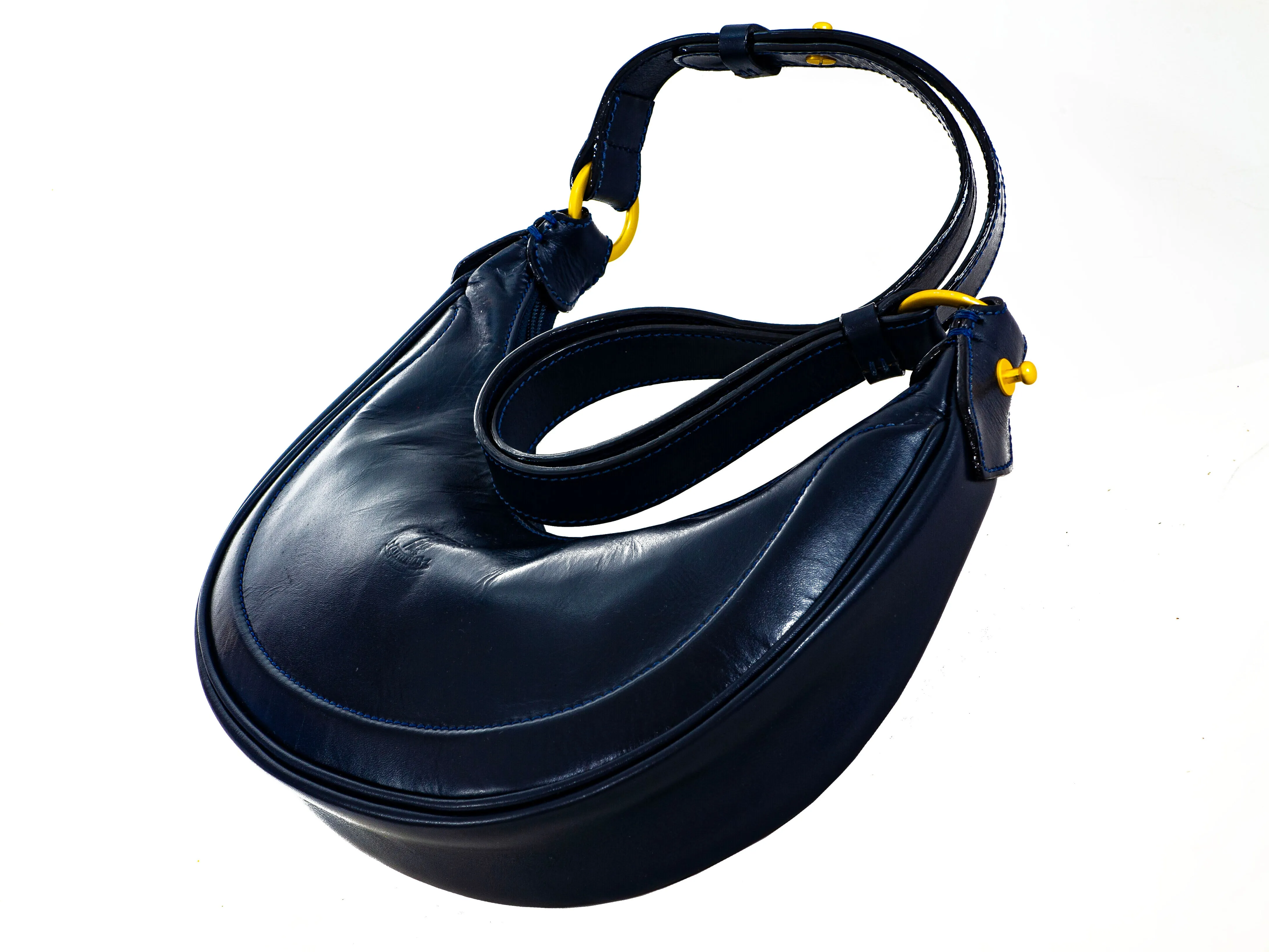 TATIANA - Our new minimalist Tote bag for your next outing. (so big for a small bag) Launching price in stock only not $700.00 but $580.00 and as you pay you get the 15% off and pay only$493.00. The 6 pieces available now.