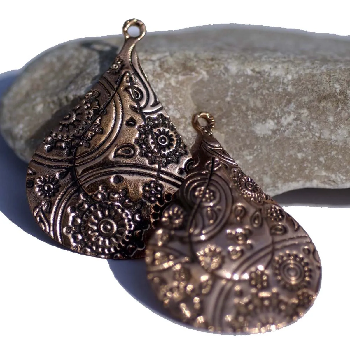 Teardrop Paisley Texture with Embossed teardrop 44mm x 31mm