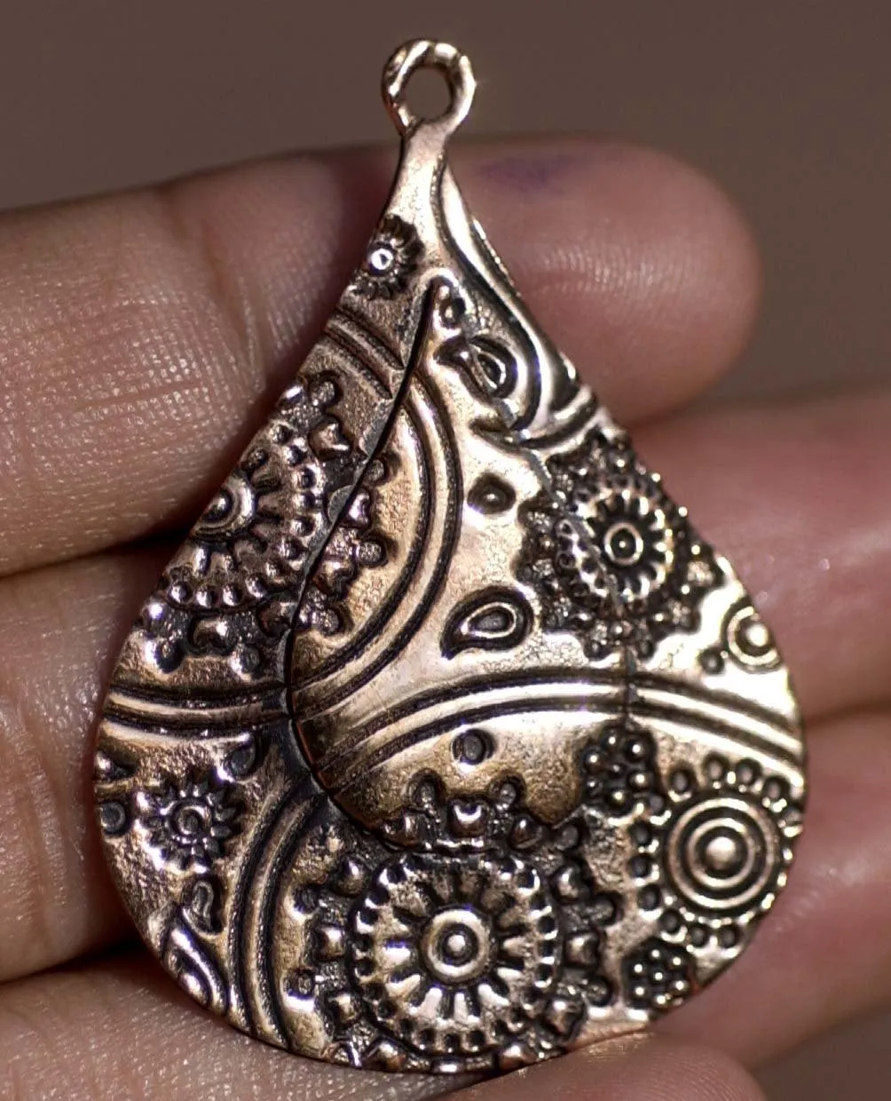 Teardrop Paisley Texture with Embossed teardrop 44mm x 31mm