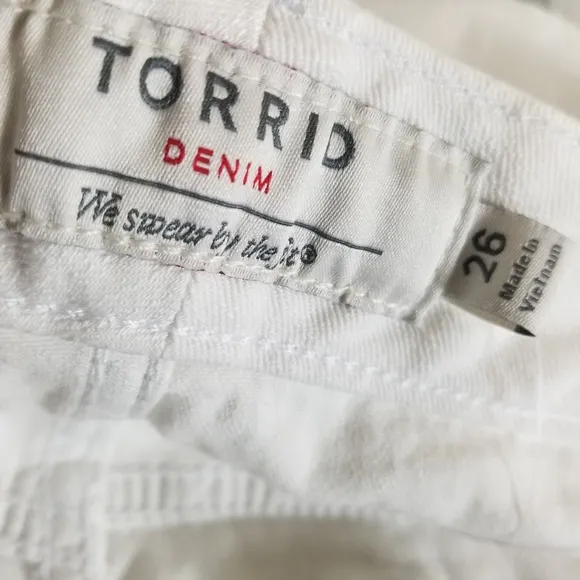 Torrid  White Jean Shorts Womens Whipstitched Stretch Denim Womens Size 26