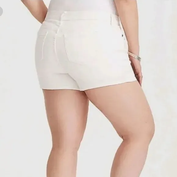 Torrid  White Jean Shorts Womens Whipstitched Stretch Denim Womens Size 26