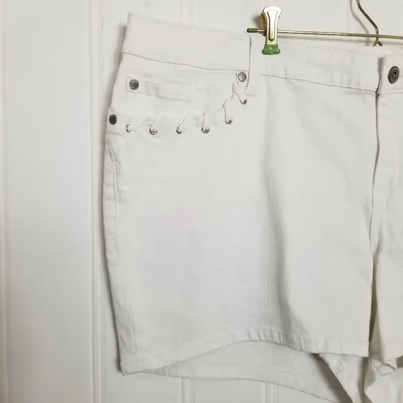 Torrid  White Jean Shorts Womens Whipstitched Stretch Denim Womens Size 26