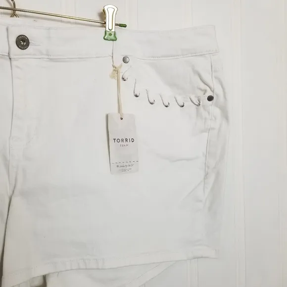 Torrid  White Jean Shorts Womens Whipstitched Stretch Denim Womens Size 26