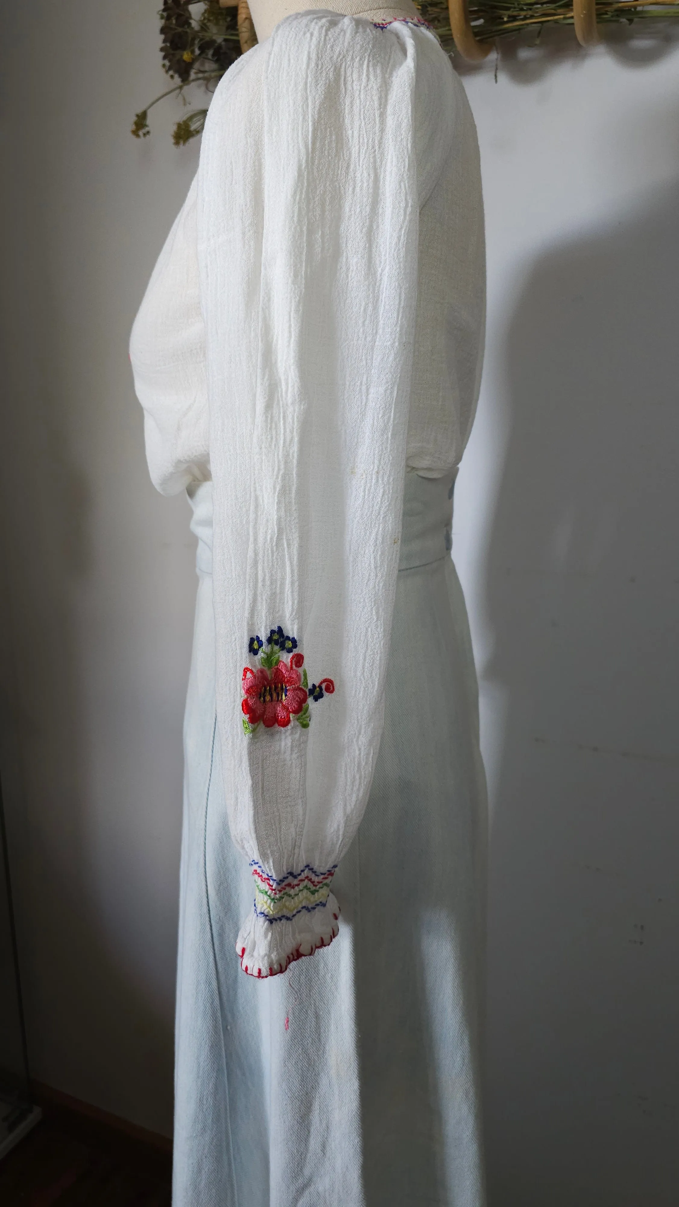 Vintage Embroidered Peasant Blouse – Bohemian Folk Style