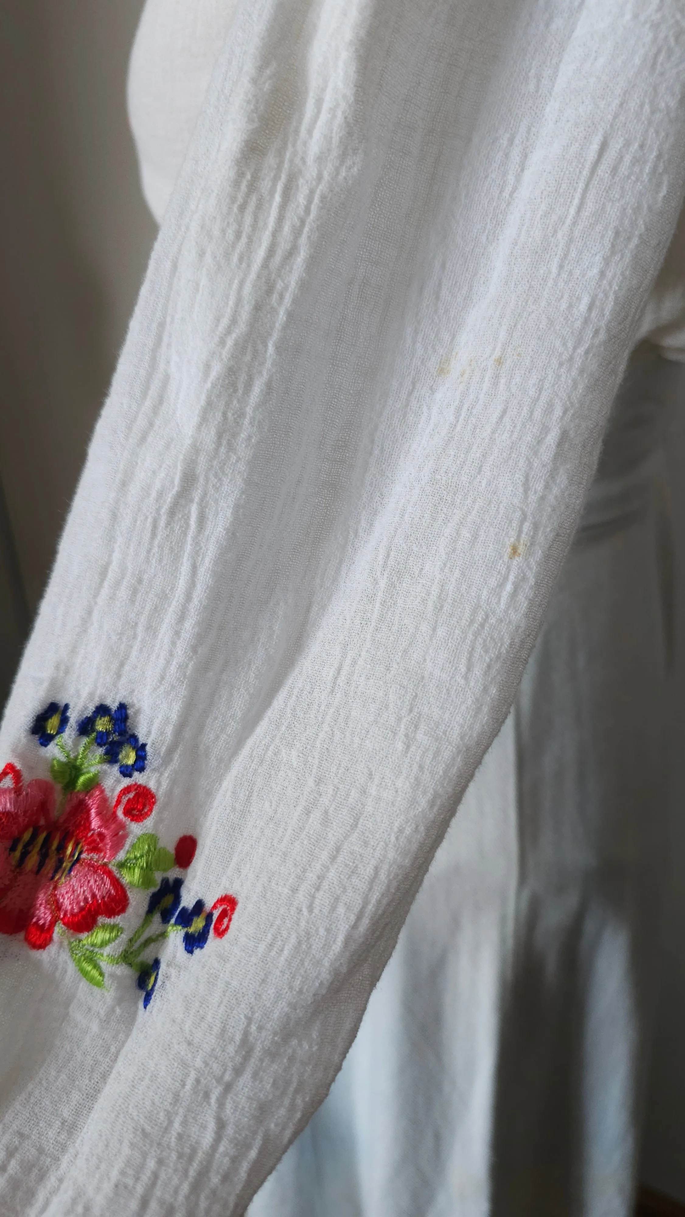 Vintage Embroidered Peasant Blouse – Bohemian Folk Style